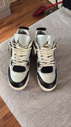 Kids Jordan 4’s size 7