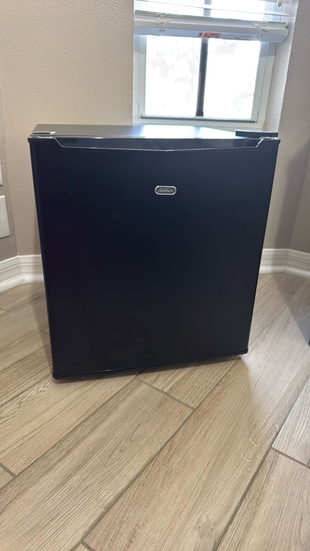 sunbeam mini fridge