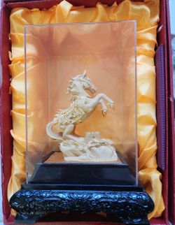 The product in the photo is a **24K gold-plated ornament (horse statue)** crafted using the *Rongshajin* (Velvet Gold) technique.