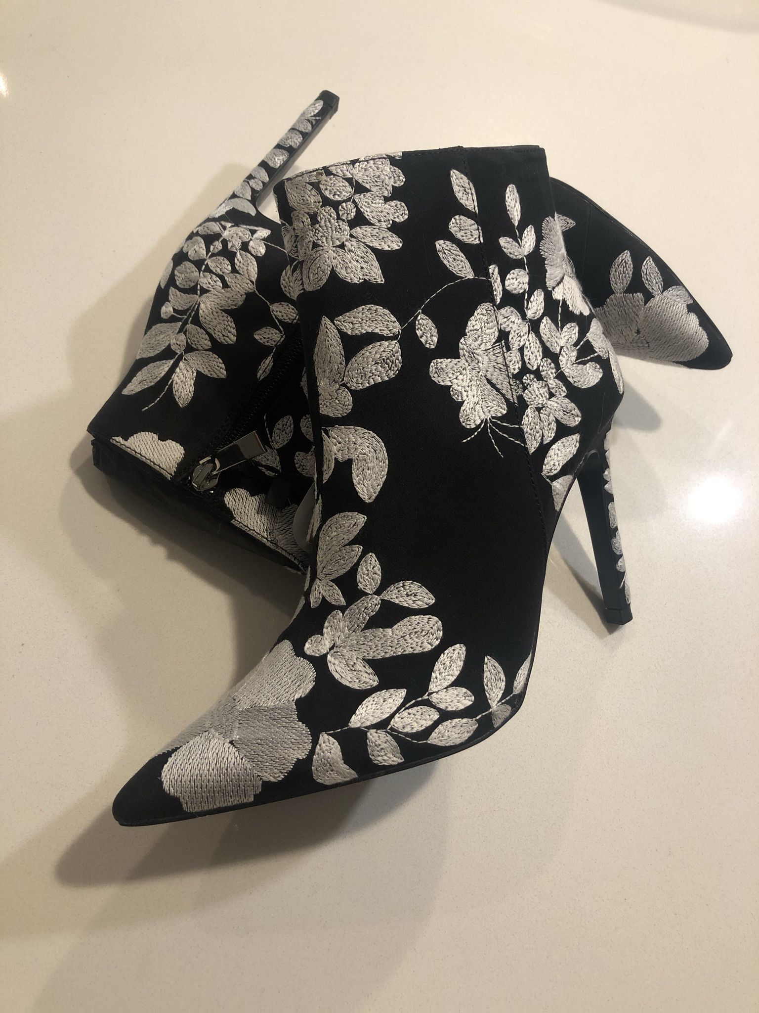 Beautiful Embroidered Black/White 7.5 Ankle boots