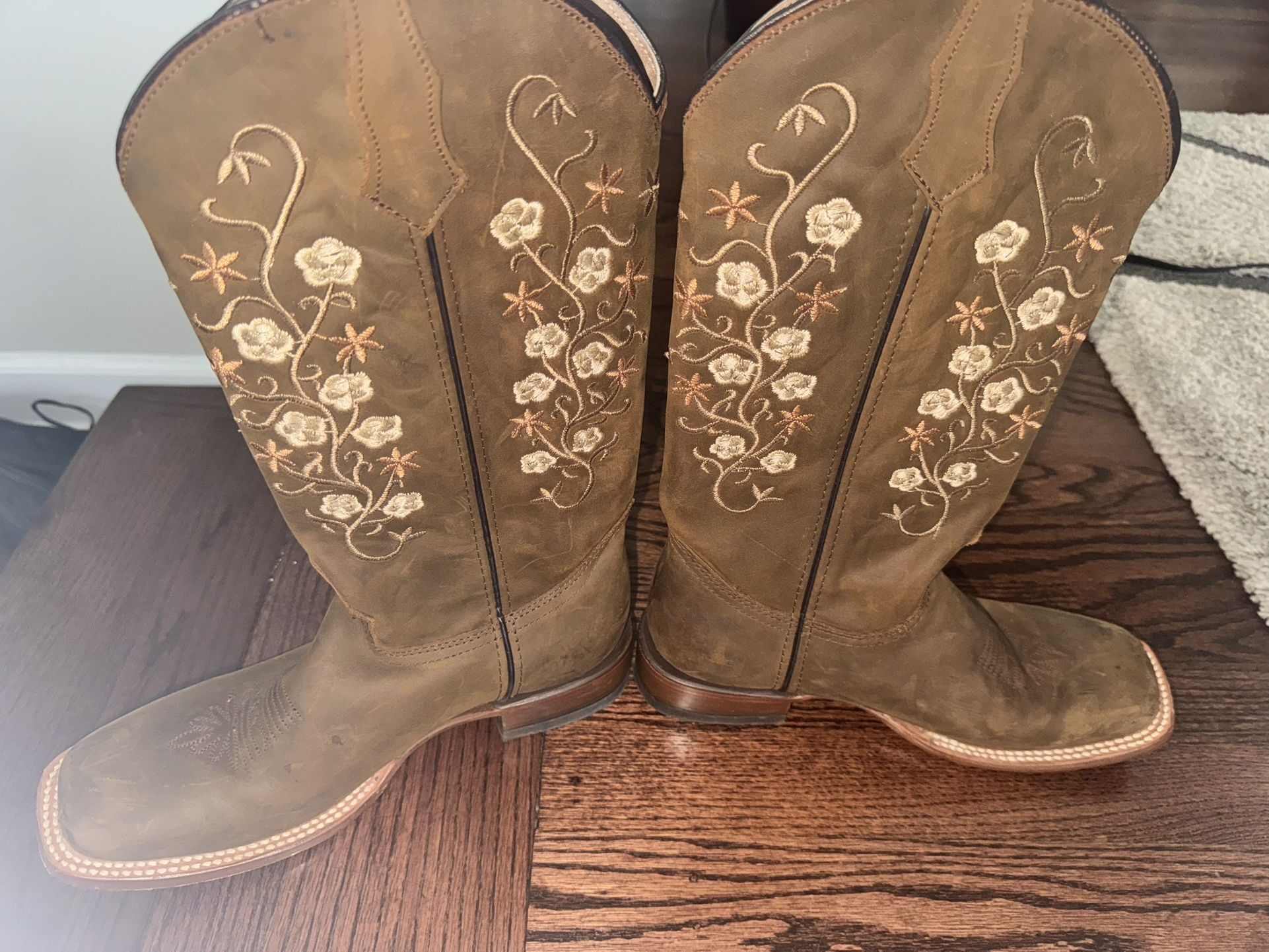 Women’s COWBOY boots! Practical Brand New!
