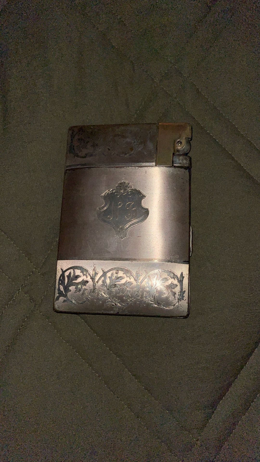 This is a vintage Elgin American magic, action light L Natick it’s a cigarette case and lighter combination. They were popular in The 1