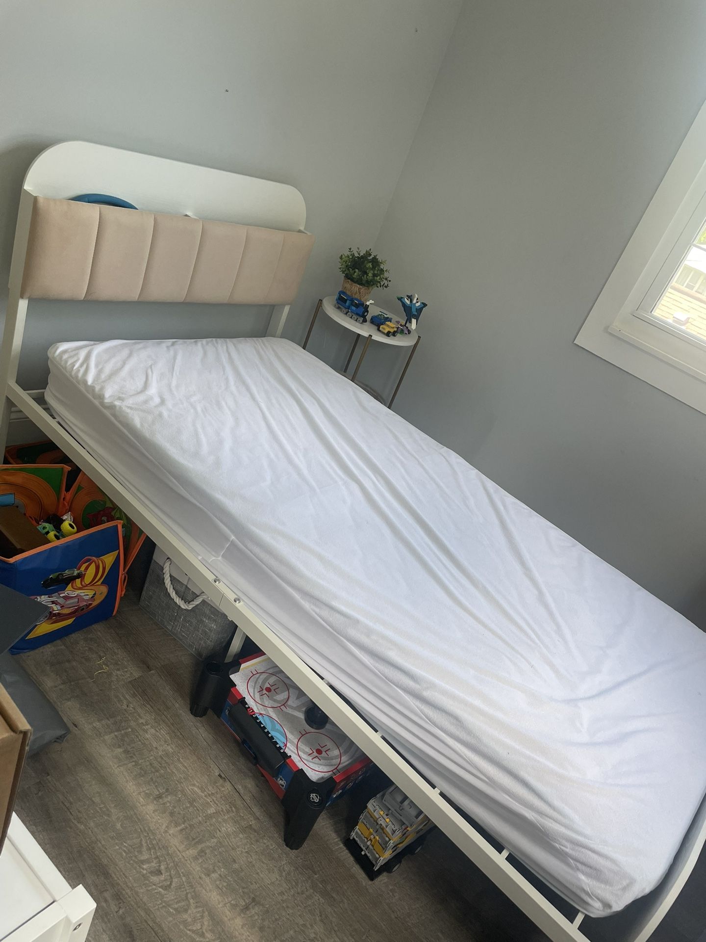 Twin Size Bed with Book Storage