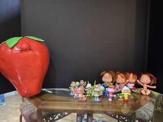 1980's Strawberry Shortcake Berry Patch Case & Mini Figures