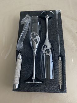 4 Piece Champagne Flutes and Cake Knife Server Set, Bride and Groom Toasting 