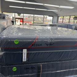 KING SIZE SEALY POSTUREPEDIC ELITE “HIGH POINT” MEDIUM HYBRID MATTRESS & BOX SPRINGS BED SET