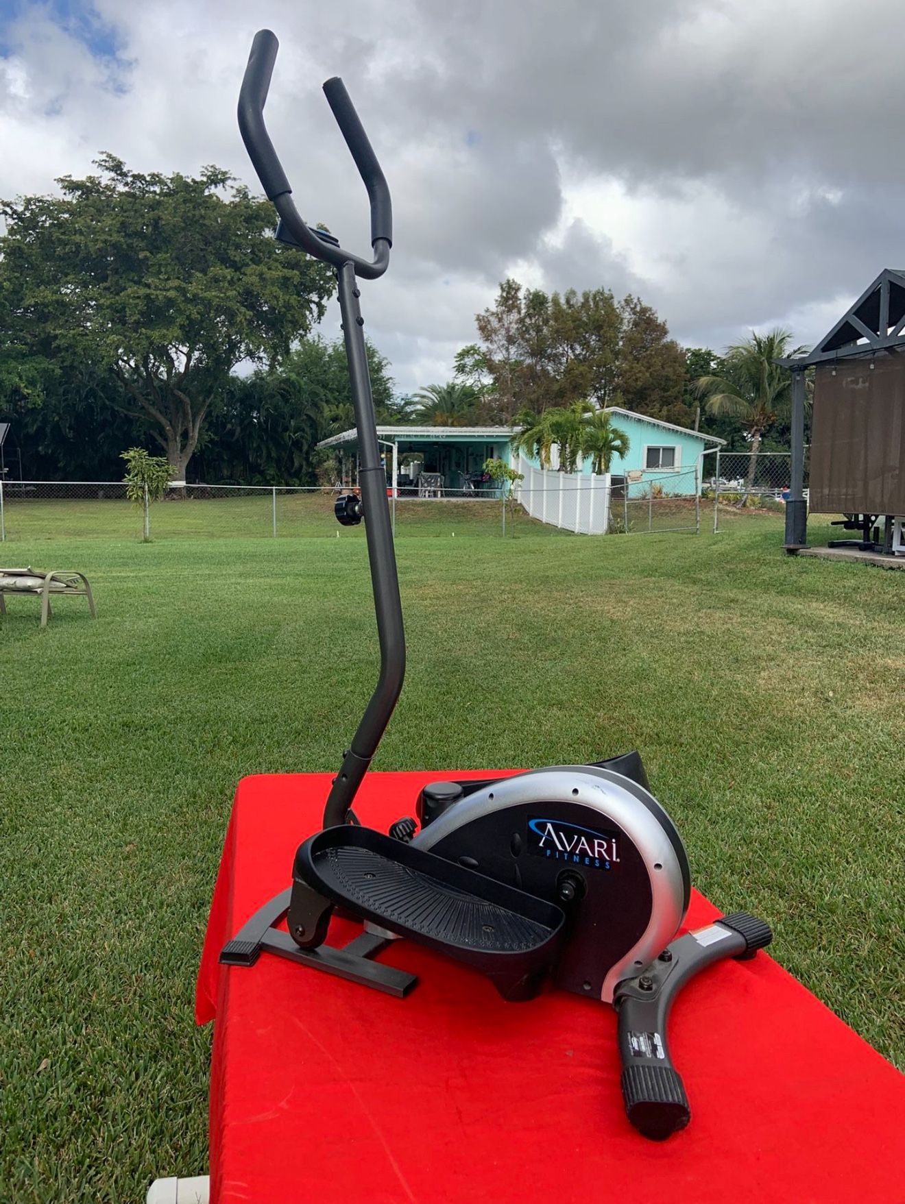 Avari Compact Elliptical Trainer