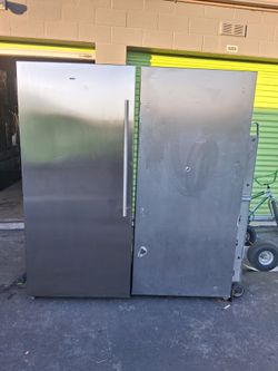 The refrigerator and freezer are in good condition and come with a 5-month warranty. Brand: Frigidaire.