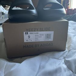 Brand New Never Worn Size 9 Yeezy Slide