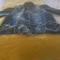Women’s size small Jean jacket very good condition