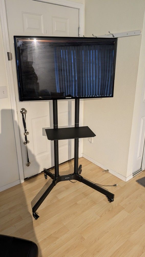 Samsung TV 40" w/ Mobile TV Cart