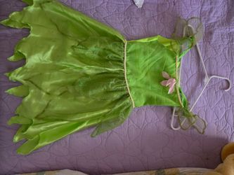 Disney Tinker Bell FaAdorable Disney Tinker Bell costume by Disguise, girls' size Medium (7–8).
Features a bright green fairy dress with a layered lea