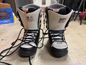 Snowboarding boots