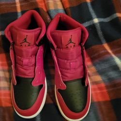 SIZE  4.5Y NIKE AIR JORDAN  1MID [GS)  " REVERSE BREAD   BLACK WITH RED  FOR BOY IS FOR BOY