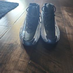 AE Basketball Shoes Men's size11.5 Mid top