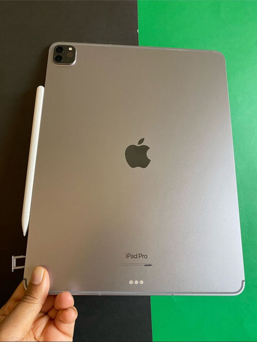 Apple IPad Pro 12.9” 6th Generation (2022 Model / M2 chip ) 128GB WiFi + cellular (5G Unlocked) with keyboard, pen & Accessories