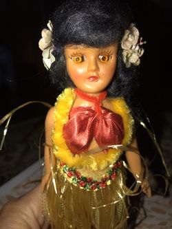 Vintage Hawaiian doll with movable eyes in grass skirt hula girl