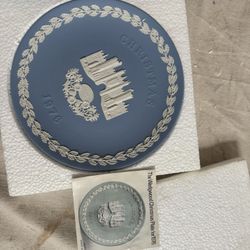 Wedgwood Blue Jasperware Christmas 1976 Hampton Court 8" Plate Decorative Plate