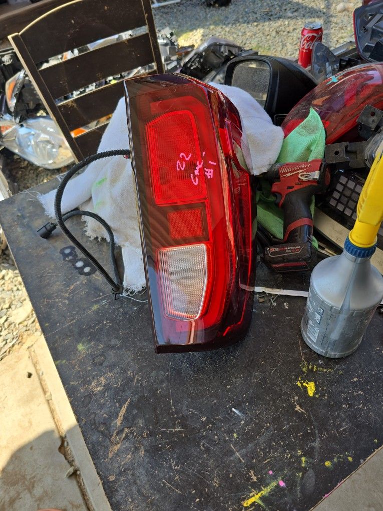 2020-2022 GMC Sierra 2500/3500 HD Passenger Right Tail Light (contact info removed)2