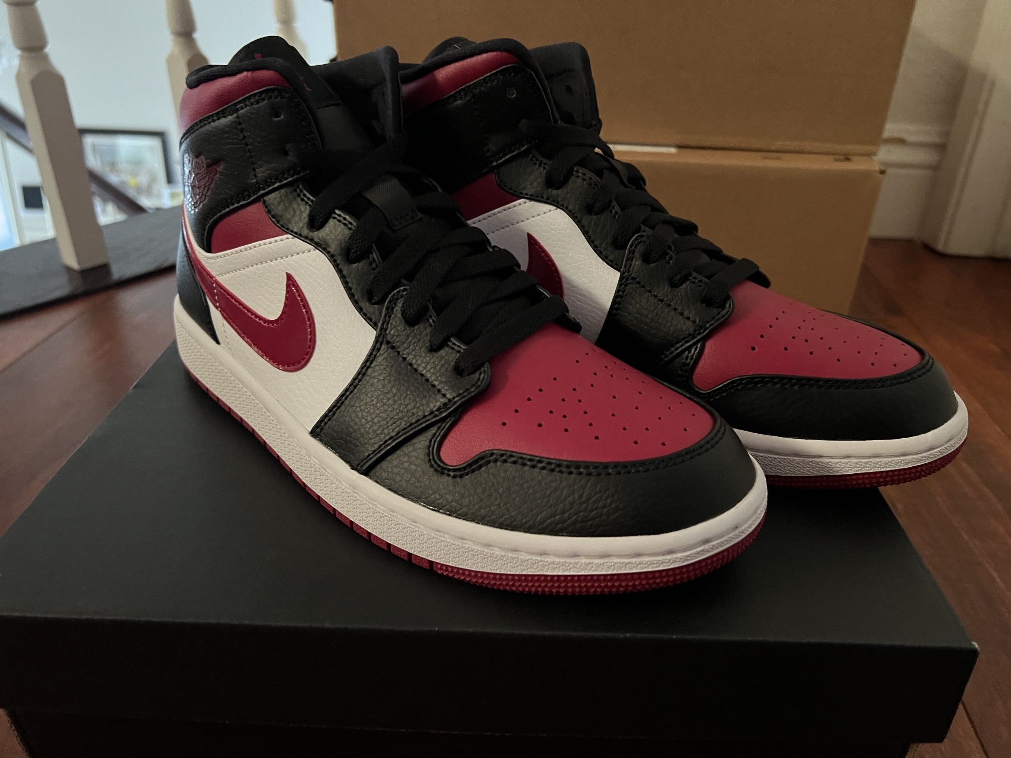 Air Jordan 1 Mid Bred Toe