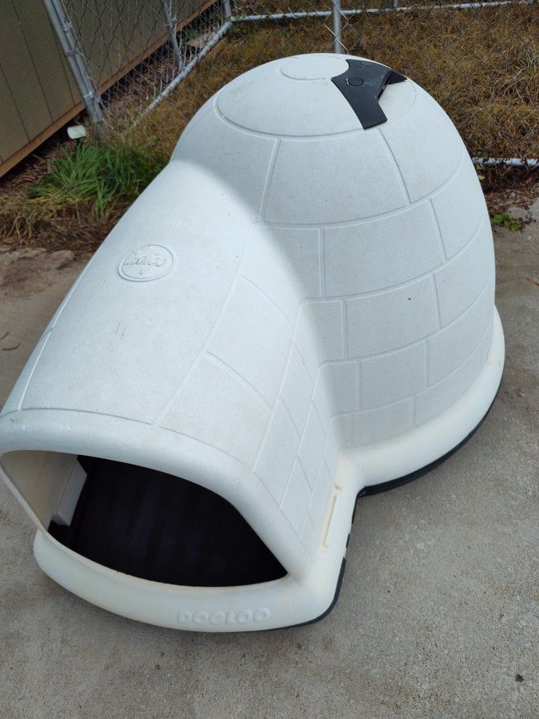 XL Igloo Style Dog House