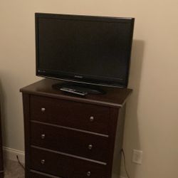 32” TV With 4 Drawer Dresser