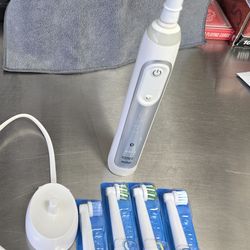 Oral B Electric Toothbrush with heads