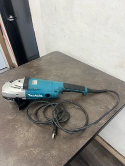 Makita GA7021 15 amp 7 inch Angle Grinder