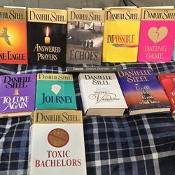 (17)  DANIELLE STEEL BOOKS Make Offer