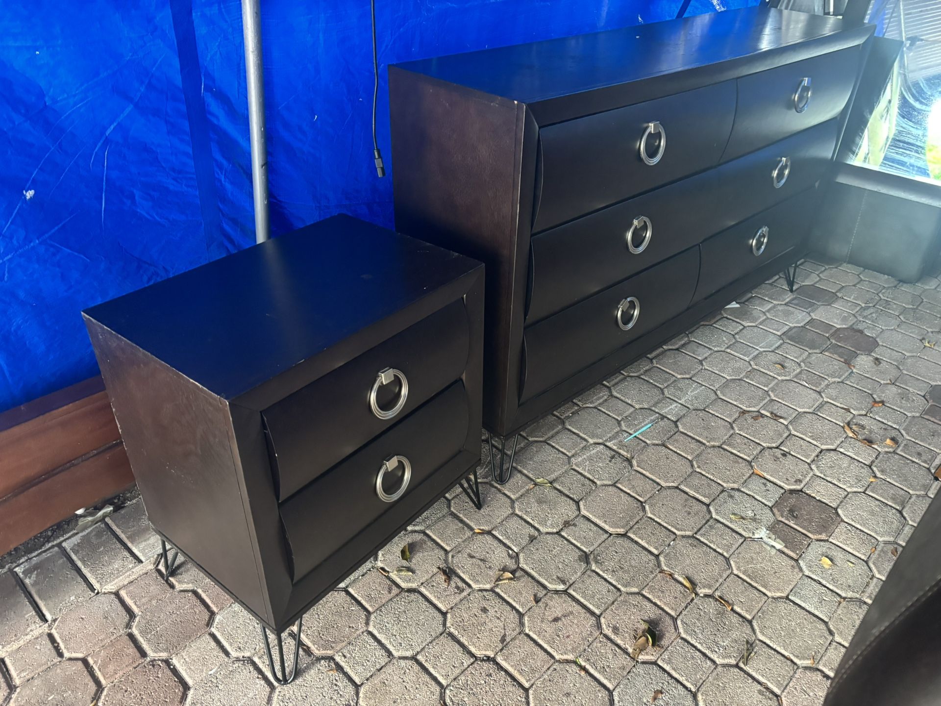 dresser whit mirror and one end table