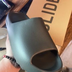 Yeezy Slide Dark Onyx Size 14