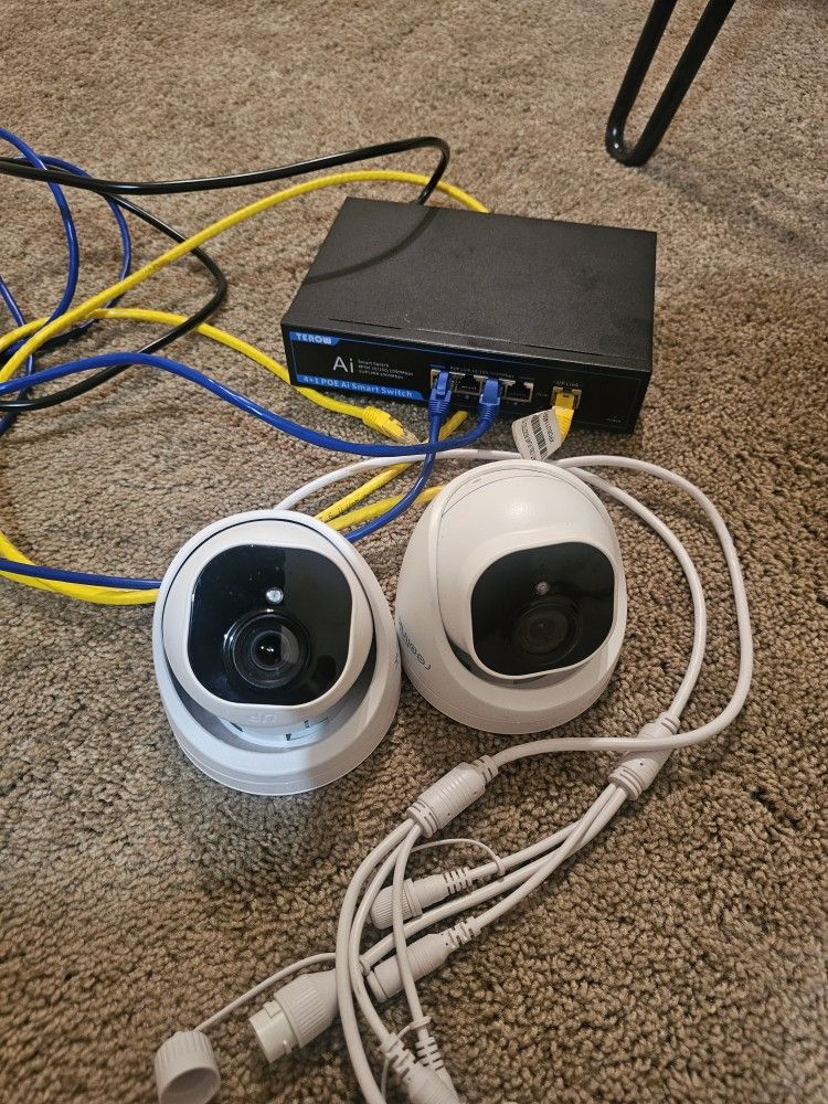 2 Reolink Cameras & Network Switch