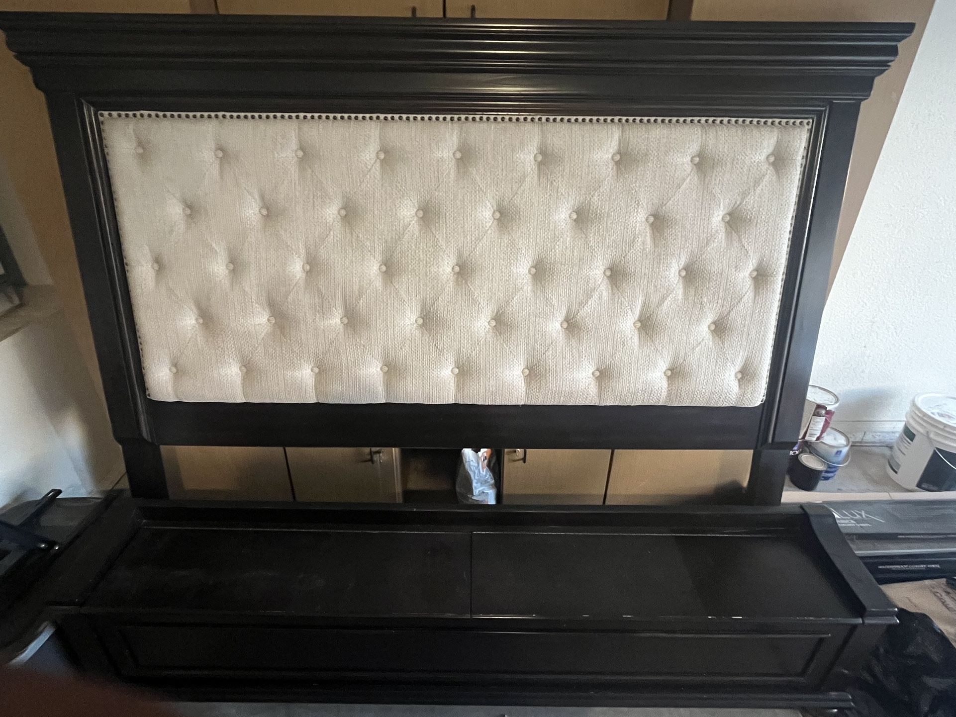 King Size Headboard With Bench/storage. Great Condition!