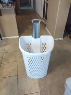 Rolling laundry basket with retractable handle