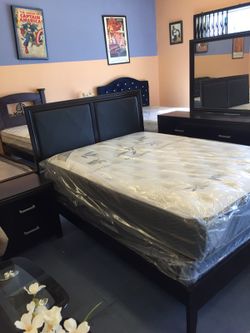 Complete Queen bedroom sets $725