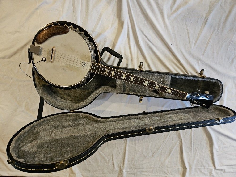 5 String Banjo W/Remo Weatherking Head, Extra Stuffs & Hard Case