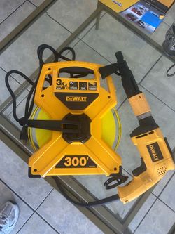Pistola de tornillo y cinta métrica de 300 ft cinta nueva y pistola como nueva Dewalt