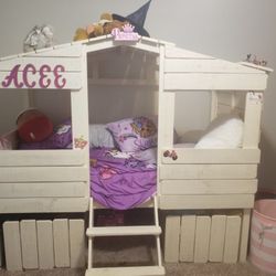 Twin Size Treehouse Bed With Drawers 