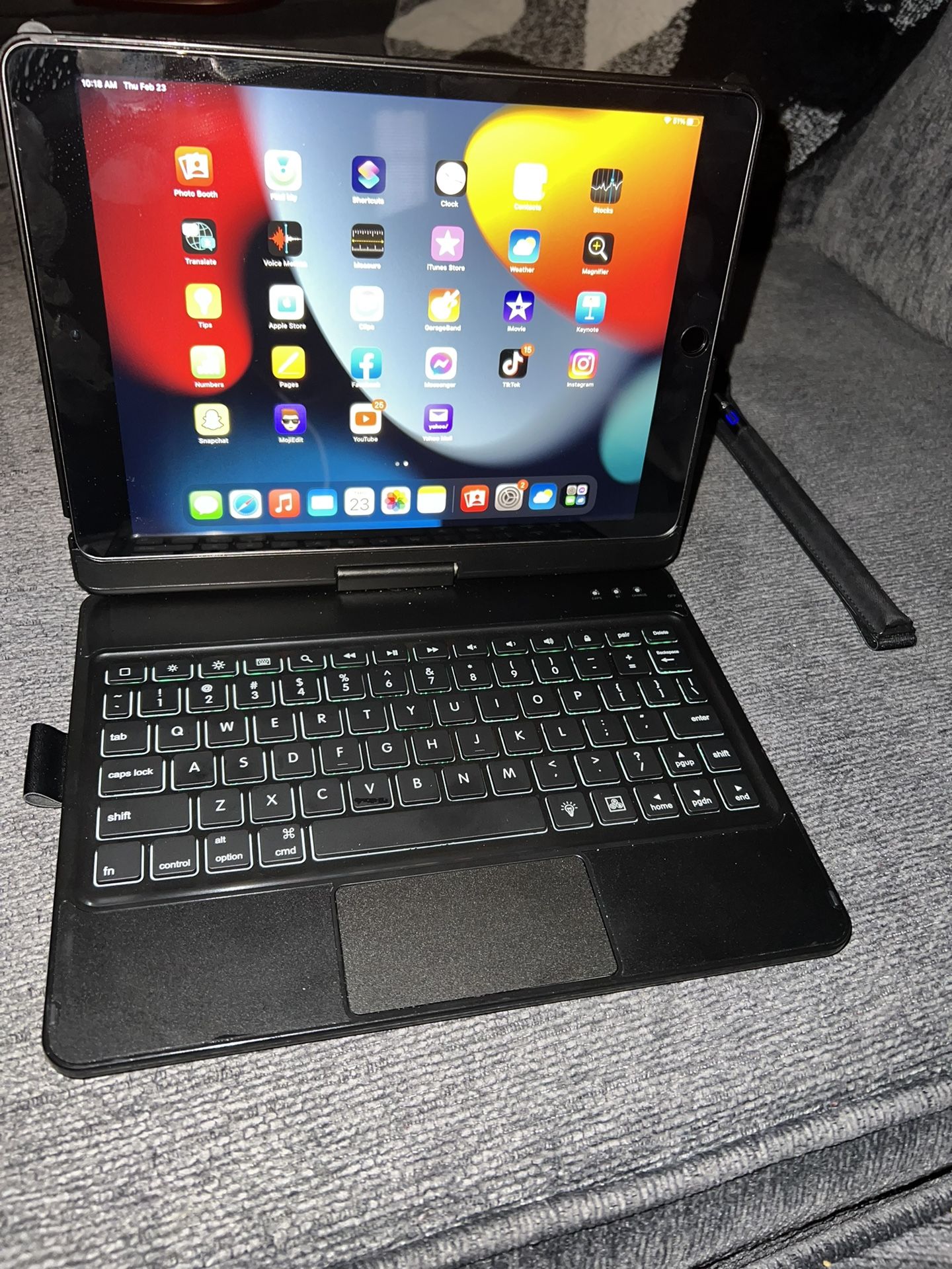 iPad 9th Generation. Comes With Pen N Keyboard