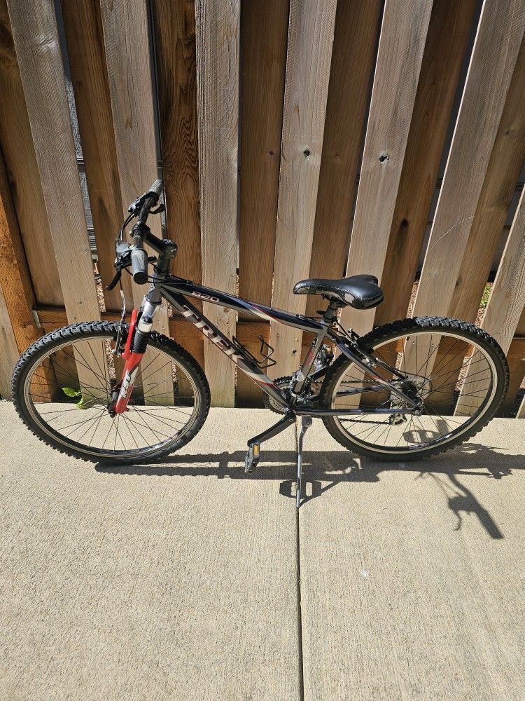 Trek 820 Mountain Bike 15.5" Frame 26" Wheels Great For Tweens & Teens