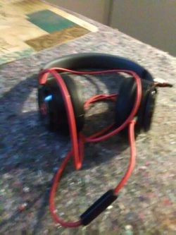 New Beats Solo 2 On-Ear Headphones, Black and red