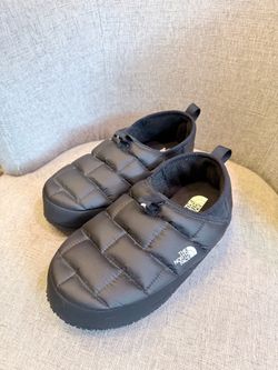 Northface slippers brand new size 6 Northface slippers brand new size 6