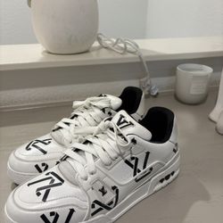 LV Trainers Size 8 -9 1/2 