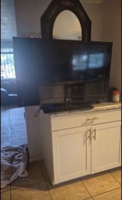 Large Flat Screen TV 40in
