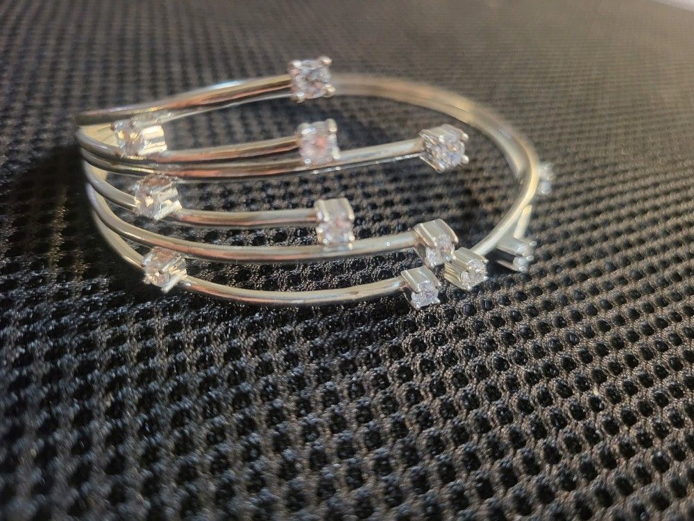 Excellent Condition Wrap Around Clear Stone Bracelet! Looks Like Shooting Stars!
