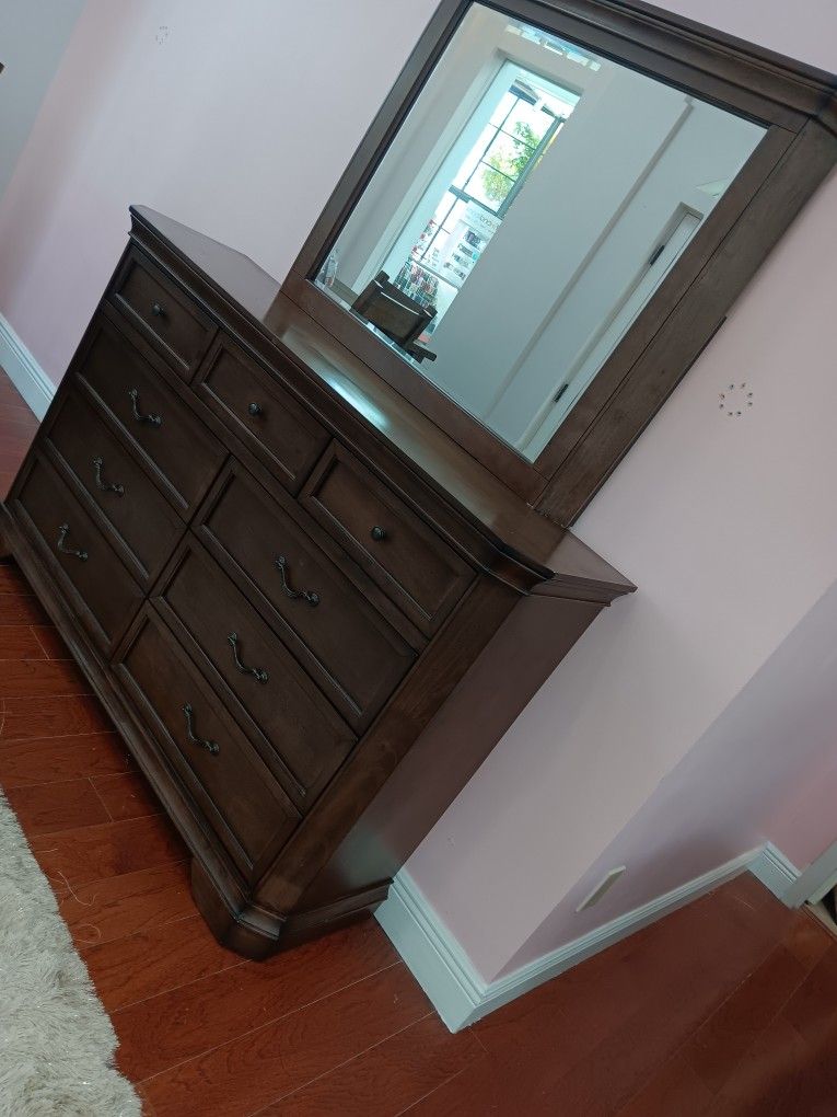 *Year End Sale Event!!!*---Floor Model Sherry Wood Dresser/Mirror Sets---Delivery/Store Pickup AvailableðŸ¤