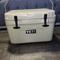 USED Yeti Roadie 20 'Desert Tan' Cooler 25 Quart for Sale in