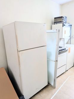 Budget Appliance & Fixture Bundle Washer/Dryer, Fridge, Stoves & Tub Shower Doors