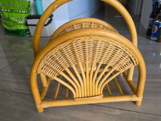 Wooden wicker mazine rack