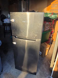 Hisense Top-Freezer Refrigerators **Pickup only**